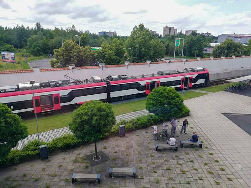Pokračuje výroba 37 nových vlaků pro Jihomoravský kraj. Zástupci kraje se byli podívat, co už je hotové.