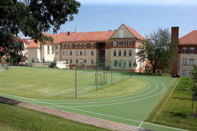 Fotbal, volejbal i badminton si mohou zahrát zájemci na multifunkčním hřišti za Cyrilometodějským gymnáziem v Lerchově ulici. Nově opravené sportoviště již provozovatelé otevřeli i pro veřejnost.