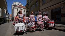 Letní evropské hry handicapované mládeže Emil Open začaly ve středu slavnostním zahajovacím ceremoniálem, na němž nechyběl průvod vlajkonošů, pochod bubeníků centrem Brna ani tradiční benefiční show Jana Krause Z očí do očí.