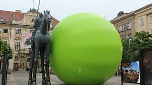 Na Moravském náměstí vyrostl obří sedmimetrový hrášek. Bude se kutálet Brnem
