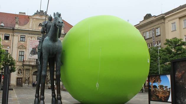 Obří zelený hrášek na Moravském náměstí. Kutálet se bude celým Brnem.