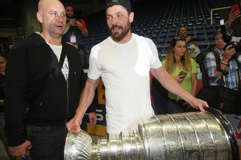 Michal Kempný přivezl ukázat na Moravu Stanley Cup.