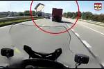 Velký kus kartonu letící z kamionu v pátek odpoledne těsně minul policistu jedoucího na motorce po dálnici D1.
