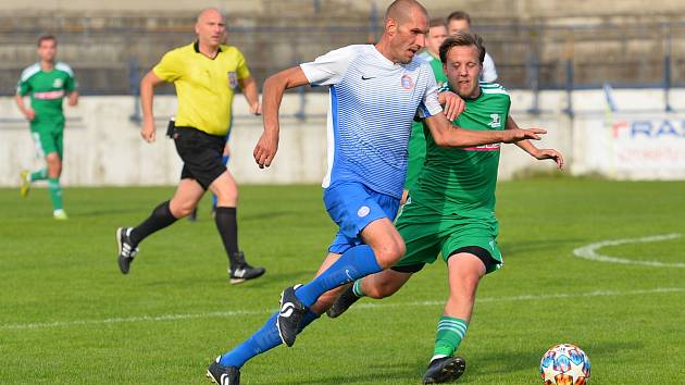 Fotbalisté Rousínova (na snímku v zelených dresech) vyhráli finále krajského poháru proti Kuřimi na penalty. Duel se hrál v Drnovicích.