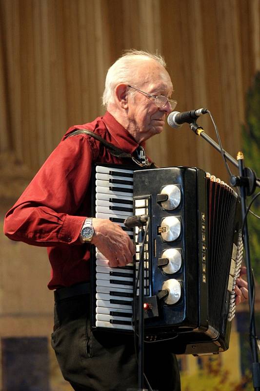 Na podiu v Čebíně vystoupily tři desítky harmonikářů. 