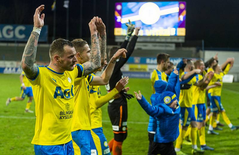 Popis fotky: Radost fotbalistů Teplic - Utkání 19. kola první fotbalové ligy: FK Teplice - Fastav Zlín, 7. prosince 2019 v Teplicích. Hráči Teplic se radují z vítězného utkání, vlevo je Jakub Řezníček.    Praha - Fotbalisté Teplic porazili v 19. kole prvn