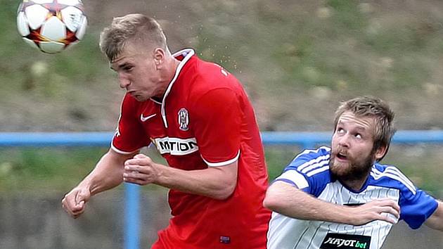 Fotbalisté prvoligové Zbrojovky Brno (v červeném) vypadli z poháru, když podlehli 0:1 Znojmu.