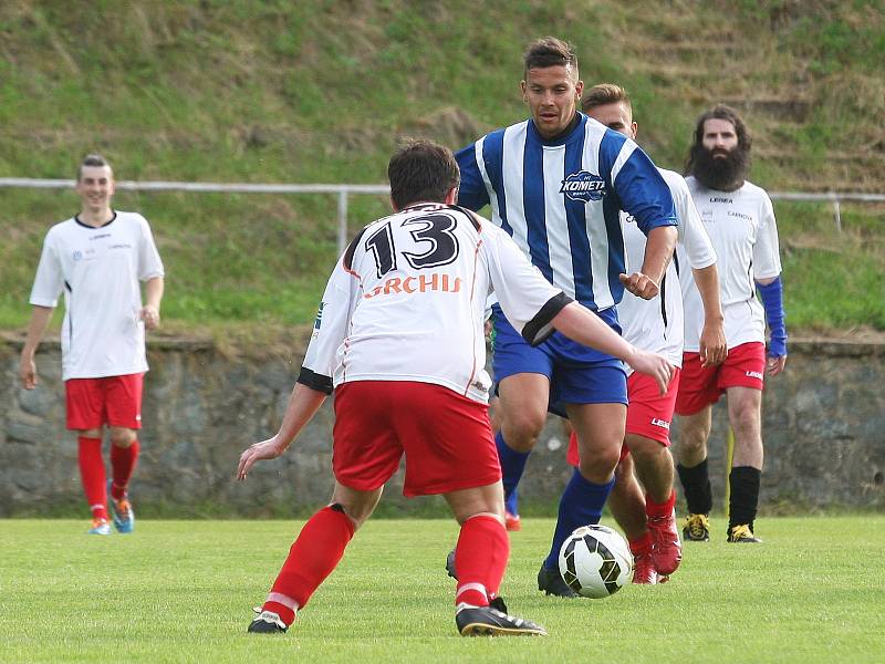 Hokejisté brněnské Komety ve čtvrtek v Jundrově odehráli benefiční utkání proti týmu Svatoanenské fotbalové ligy, za který nastoupili především zaměstnanci brněnských nemocnic.