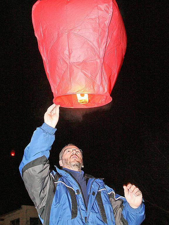 Zapálením létajících luceren štěstí vyvrcholil třetí ročník lampionového průvodu, kterým si obyvatelé Veverské Bítýšky připomínají svátek svatého Martina.  