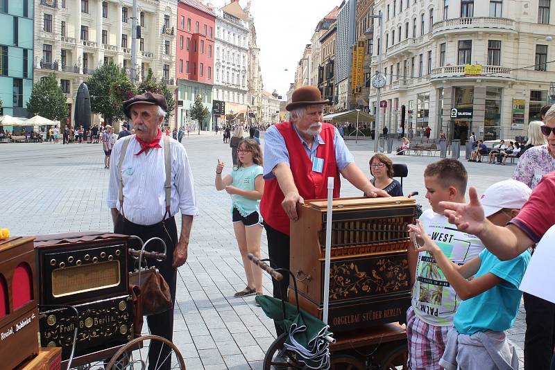 Asi dvacet lidí s flašinety se zúčastnilo devátého Mezinárodního setkání flašinetů v Brně. Flašinety staré i sto let přivezli lidé nejen z Česka, ale i Německa, Francie či Itálie.