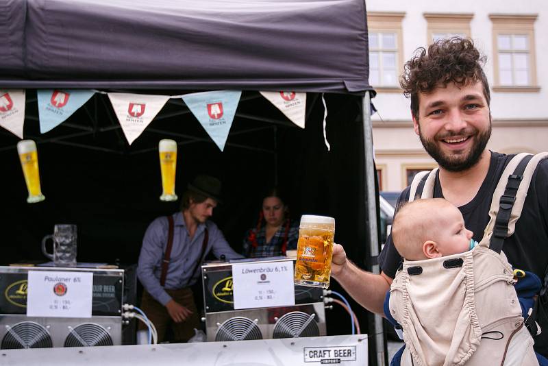 Pivní festival Oktoberfest na Zelném trhu potrvá celý víkend. Návštěvníci se mohou těšit na piva čepovaná do tupláků po vzoru mnichovské pivní slavnosti.