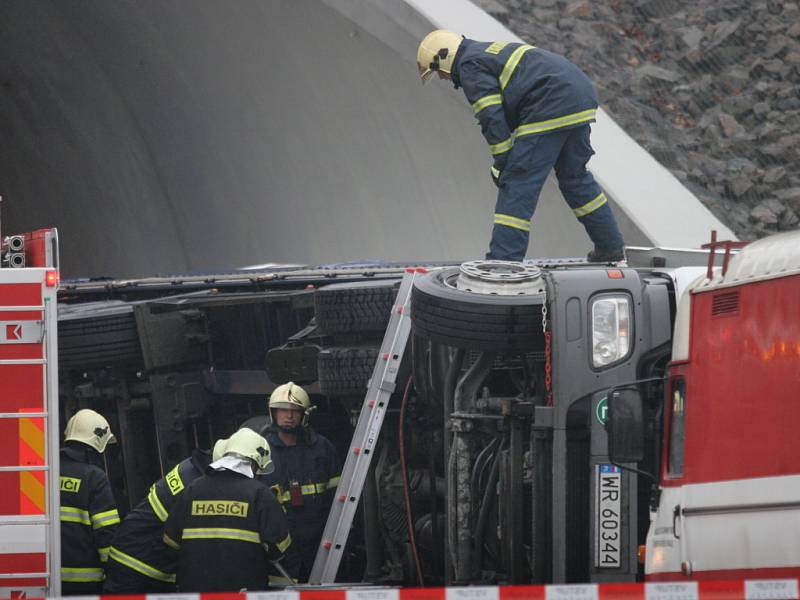 Havarovaný kamion zablokoval Pisárecký tunel v Brně