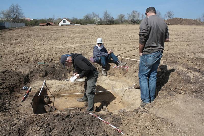 Ve Šlapanicích na Brněnsku našli archeologové dosud neznámé pravěké pohřebiště.