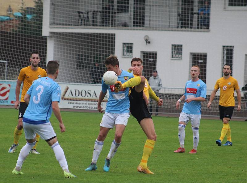Fotbalisté Slovanu Rosice (ve žlutočerném) doma zdolali Hranice 3:0.