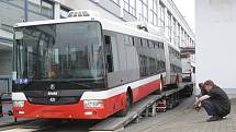 V pátek do Brna z Plzně dorazil první ze třiceti kloubových trolejbusů, zbylé přijedou do konce června.