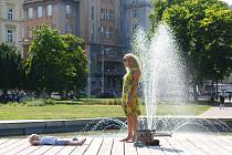 Tropické teploty kolem třiceti stupňů v centru Brna nutí lidi ochlazovat se různými způsoby.