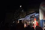 V městské části Brno-Bystrc se dnes konala akce s rozsvícením vánočního stromu. Přišli i čerti a Mikuláš.