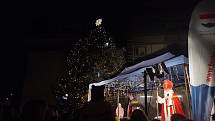 V městské části Brno-Bystrc se dnes konala akce s rozsvícením vánočního stromu. Přišli i čerti a Mikuláš.