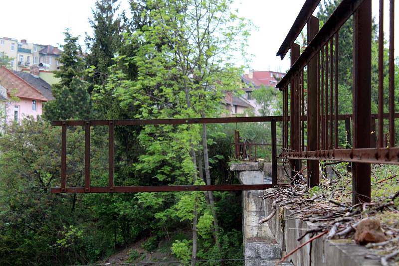 Zbytky bývalého železničního mostu přes Vranovskou ulici v brněnských Husovicích.