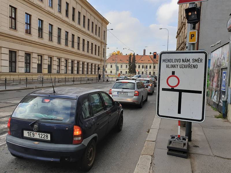 Dopravní komplikace na brněnském Mendlově náměstí.