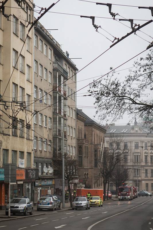 Třiadvacetiletý sebevrah, který chtěl na Moravském náměstí v Brně na Vánoce ukončit život skokem ze střechy jednoho z domů.
