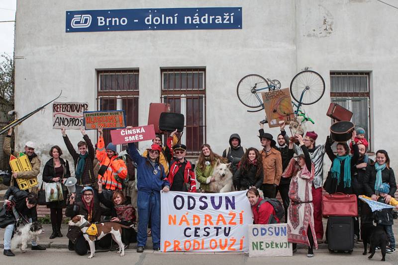 Když se nádraží posune o více než kilometr, stihnout doběhnout vlak bude ještě náročnější. Na apríla tak aktivisté, kteří bojují za nádraží v centru, dobíhali vlak, který stojí na místě odsunutého nádraží v jižním centru.