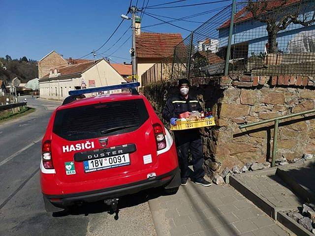 Dobrovolní hasiči z Bílovic nad Svitavou zásobují místní seniory nákupy, rozváží roušky a dezinfikují veřejná místa v obci.
