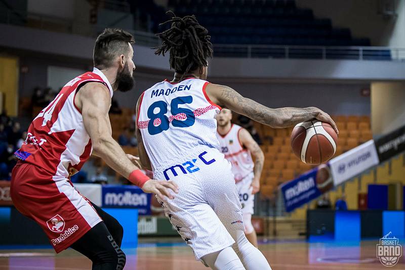 Basket Brno oslavil výroční brněnského basketbalu vítězstvím nad Pardubicemi.