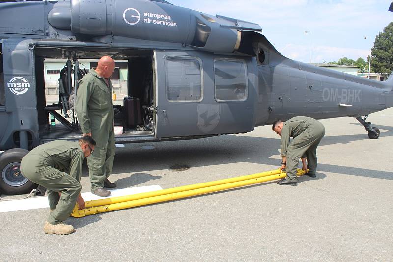 Na brněnském výstavišti přistál legendární vrtulník Black Hawk.