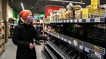 V obchodech na Ukrajině chyběly základní potraviny.