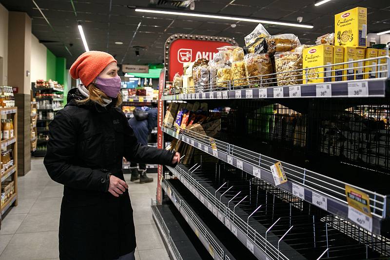 V obchodech na Ukrajině chyběly základní potraviny.
