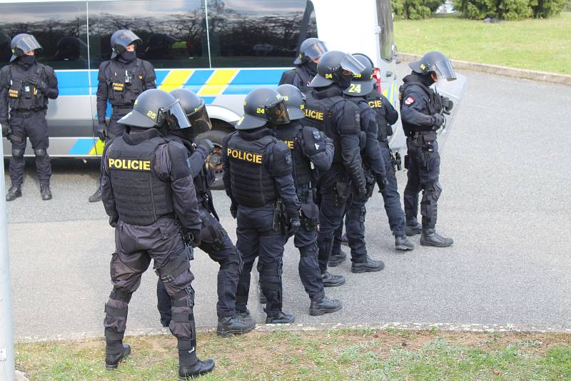 Jihomoravští policisté ve spolupráci s moravskoslezskými ve středu v Brně trénovali zásah proti demonstrantům. Cvičení se zúčastnily tři stovky policistů.