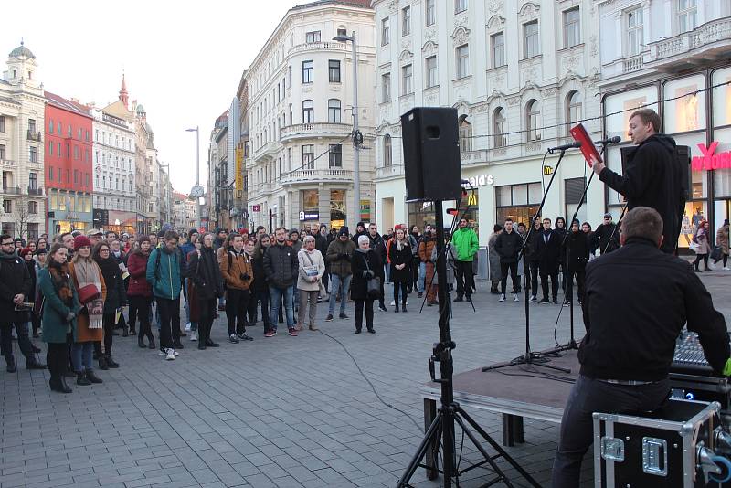 Vzpomínková akce na památku zavražděného novináře Jána Kuciaka a jeho partnerky Martiny Kušnírové na náměstí Svobody v centru Brna.