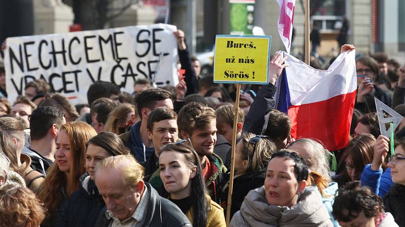 Studentská demonstrace VyjdiVen na brněnském náměstí Svobody.