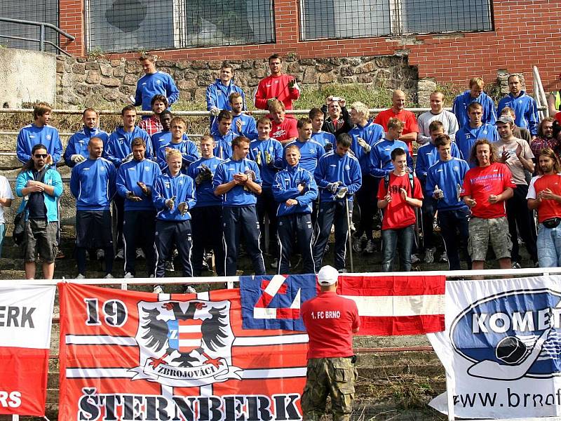 Fanoušci brněnské Zbrojovky uklízí stadion za Lužánkami.
