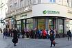 Desítky lidí v pátek čekaly před brněnskými pobočkami ruské banky Sberbank. Na mnohé z nich se však nedostalo, banka své pobočky ve dvě odpoledne zavřela.