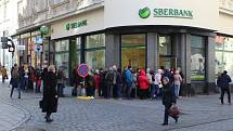 Lidé čekající před pobočkou ruské banky Sberbank. Ilustrační foto. 
