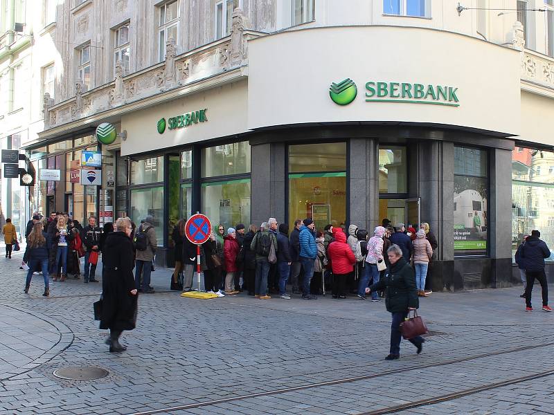 Lidé čekající před pobočkou ruské banky Sberbank. Ilustrační foto. 