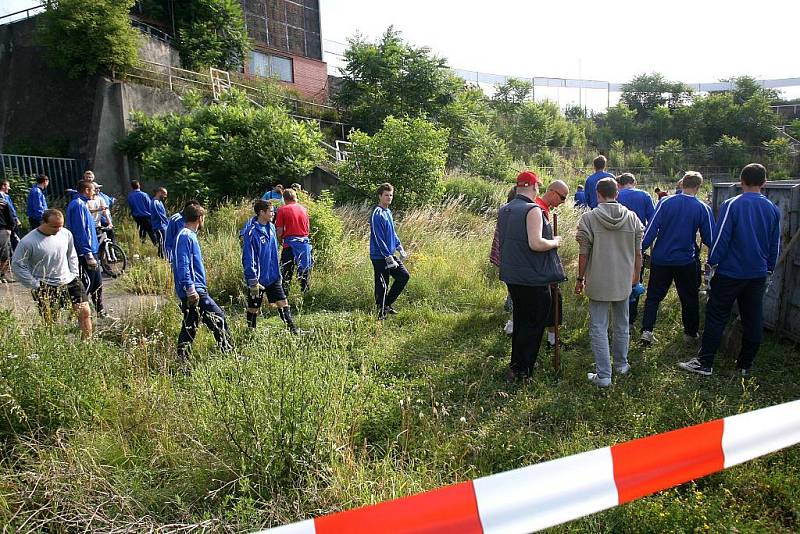 Fanoušci brněnské Zbrojovky uklízí stadion za Lužánkami.