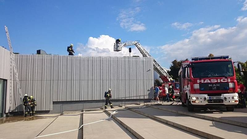  Ze střechy brněnské hvězdárny se valí tmavě šedý kouř. Z budovy se ozývá hlasité pískání požárního alarmu. Najednou se ozve několik ohlušujících ran. Hasiči mají na Kraví hoře cvičný zásah.