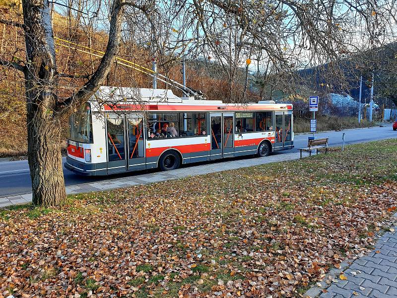 Trolejbusová zastávka Kamenolom. Po přestavbě nepřehledné křižovatky nedaleko prodejny Uni Hobby zůstane na rozdíl od tramvajové zachovaná.