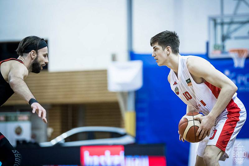 Brněnští basketbalisté (v bílém) podlehli Nymburku 82:101.