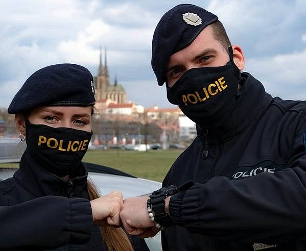 Přes dvě stě lidí odtrasovali v posledních dnech jihomoravští policisté. Už druhý týden zjišťují rizikové kontakty pro hygienické stanice v celé České republice.