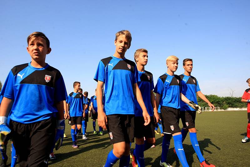 V Brněnských Ivanovicích otevřela fotbalová akademie. Mladí fotbalisté v pátek převzali certifikáty o členství v akademii a pak si proti sobě zahráli.