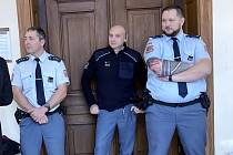 V budově Krajského soudu i před ní bylo v pátek ráno několik policistů, kvůli pátečnímu jednání je zde zvýšená ostraha.