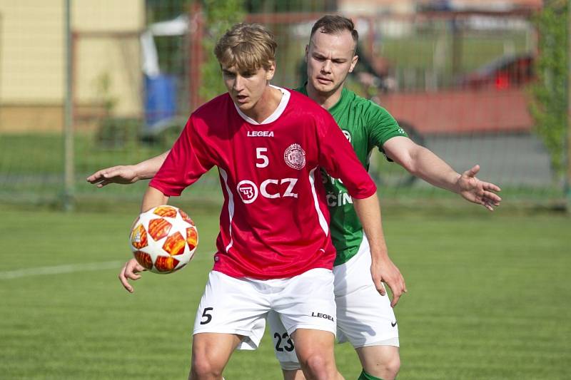 Šimon Chwaszcz (v červeném s číslem 5) hostoval také ve třetiligovém Uherském Brodu.