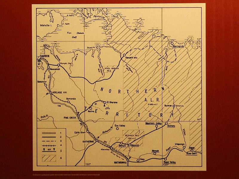 Nová výstava Umění australských domorodců v Pavilonu Anthropos představuje malby na kůře, hudební i kamenné nástroje.