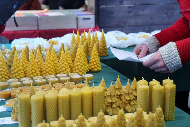 Stánkař Jakub Rajtmajer prodával na vánočních trzích na brněnském náměstí Svobody svíčky a další výrobky ze včelího vosku.