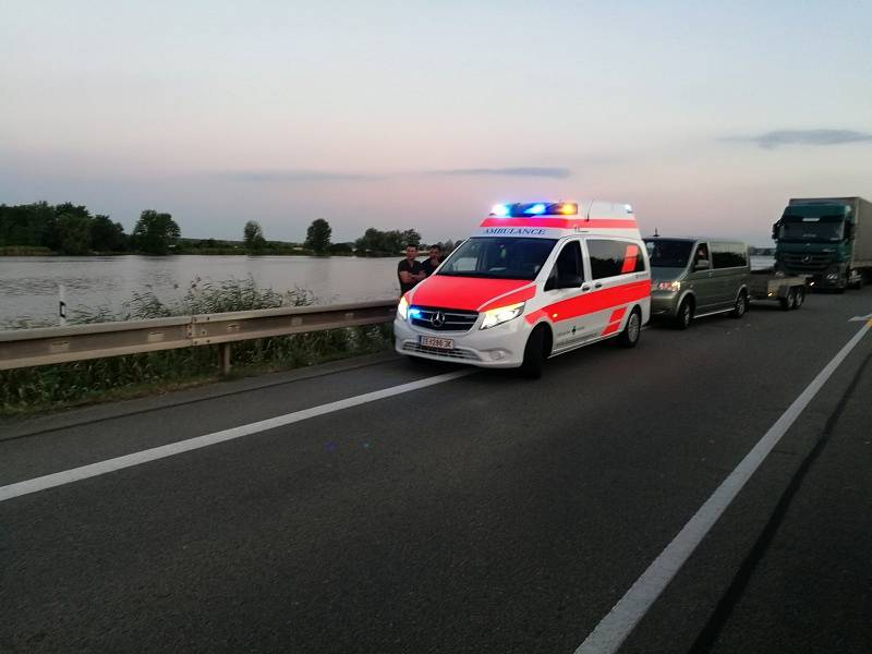 Při vážné nehodě u Pasohlávek zemřela žena a zranilo se dalších devět lidí včetně čtyř dětí.