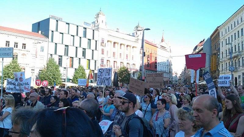 Další protesty proti chování prezidenta Miloše Zemana a ministra financí Andreje Babiše. V Brně se sešli lidé na náměstí Svobody na demonstraci Proč? Proto!